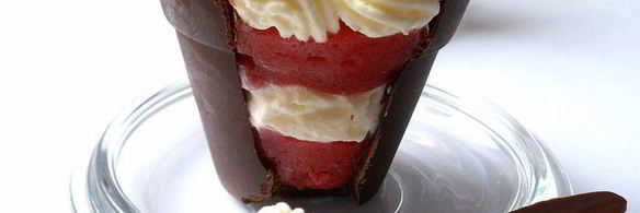 шоколадные стаканчики с черничным муссом и бисквитом