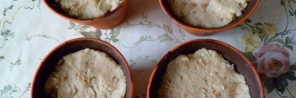 шоколадные стаканчики с черничным муссом и бисквитом