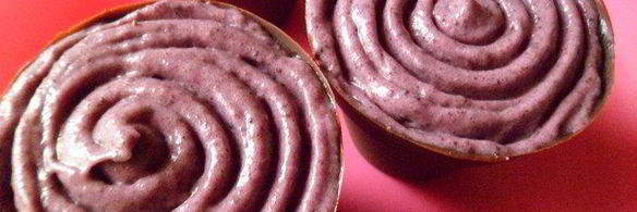 шоколадные стаканчики с черничным муссом и бисквитом