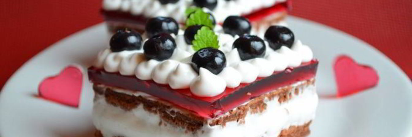 Тирамису с кокосовым муссом, малиновым желе и черникой