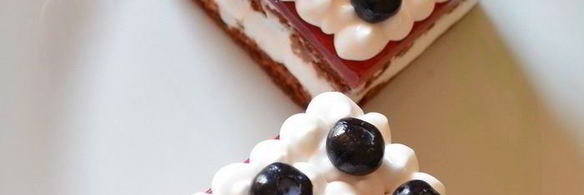 тирамису с кокосовым муссом, малиновым желе и черникой