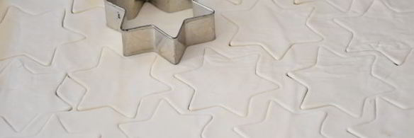 звездочки из слоеного теста с муссом из тунца