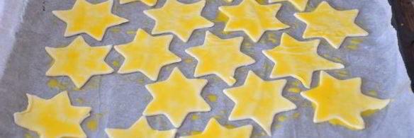 звездочки из слоеного теста с муссом из тунца