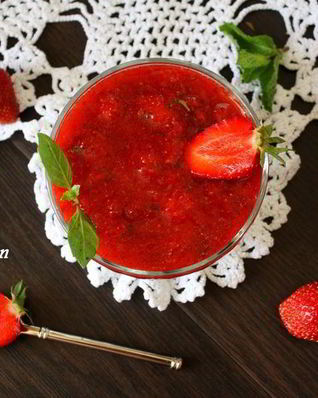 Мятная панна котта и клубничный конфитюр с базиликом