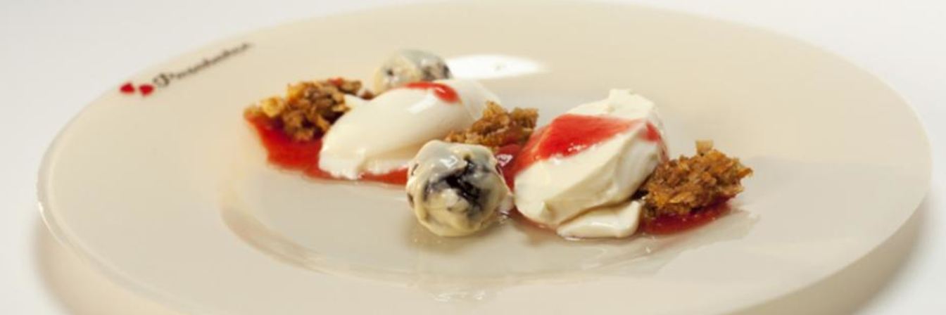 Панна-котта с гранолой и горячий шоколад