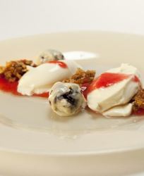 Панна-котта с гранолой и горячий шоколад