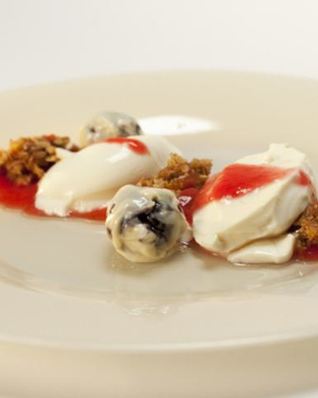 Панна-котта с гранолой и горячий шоколад