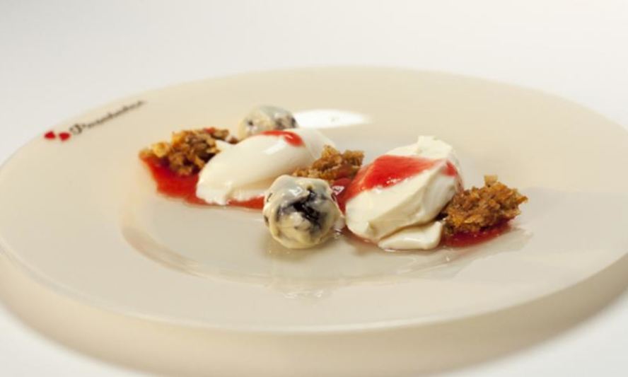 Рецепт панны-котты с гранолой и горячий шоколад