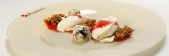 панна-котта с гранолой и горячий шоколад