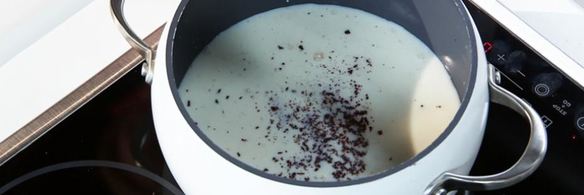 панна-котта с гранолой и горячий шоколад