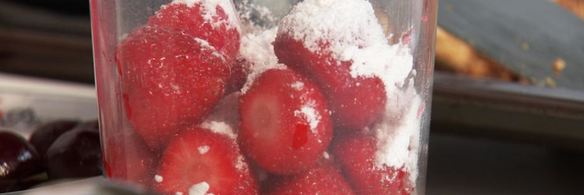 панна-котта с гранолой и горячий шоколад