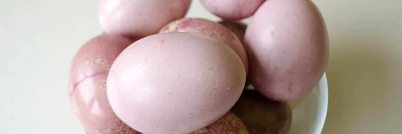 Красим пасхальные яйца в розовый цвет соком свеклы