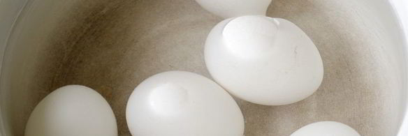 красим пасхальные яйца в розовый цвет соком свеклы