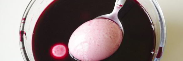 красим пасхальные яйца в розовый цвет соком свеклы