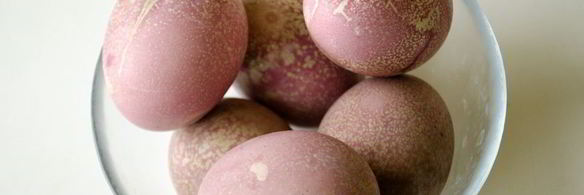 красим пасхальные яйца в розовый цвет соком свеклы