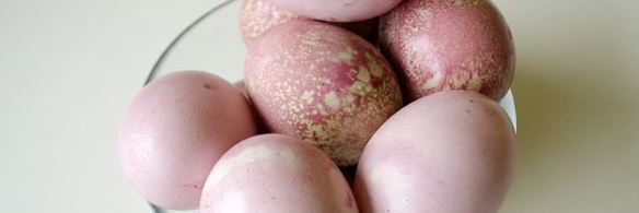 красим пасхальные яйца в розовый цвет соком свеклы