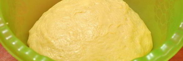 кулич с цукатами и изюмом