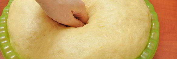 кулич с цукатами и изюмом