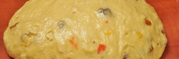 кулич с цукатами и изюмом