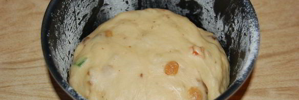 кулич с цукатами и изюмом