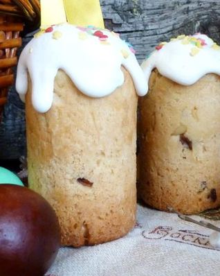 Пасхальный кулич на сметане с миндалем и цукатами