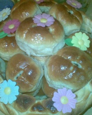 Пасхальные булочки в корзинке