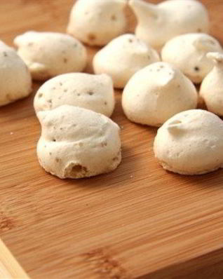 Пасхальные меренги с орехами пекан