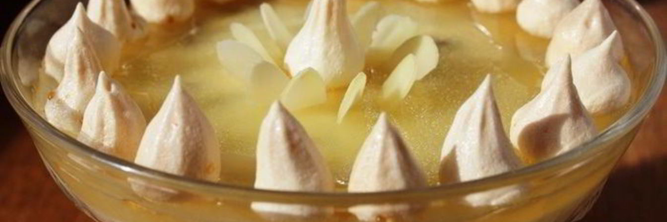 Шоколадно-ананасовый десерт с меренгами