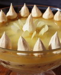 Шоколадно-ананасовый десерт с меренгами