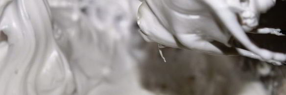 шоколадно-ананасовый десерт с меренгами