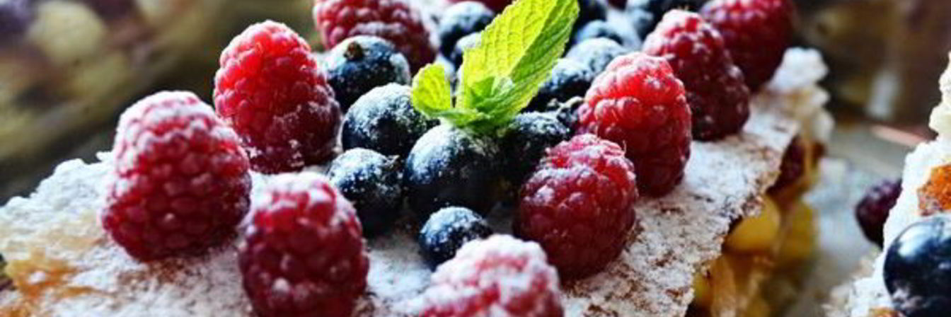 Слоеный десерт Мильфей с фруктами