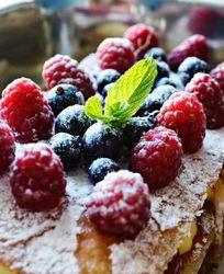 Слоеный десерт Мильфей с фруктами