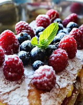 Слоеный десерт Мильфей с фруктами