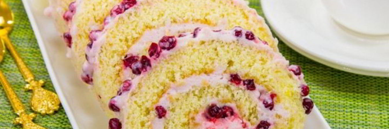 Бисквитный рулет с брусничным суфле