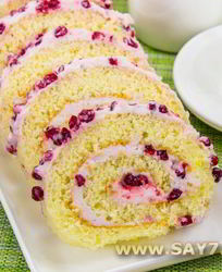 Бисквитный рулет с брусничным суфле