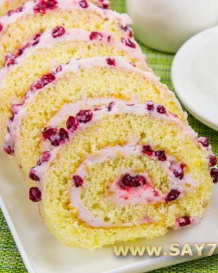 Бисквитный рулет с брусничным суфле