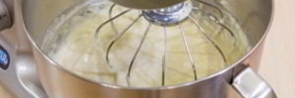 бисквитный рулет с брусничным суфле