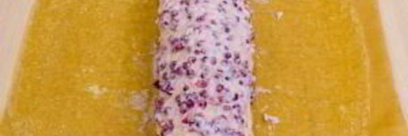 бисквитный рулет с брусничным суфле