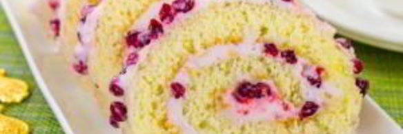 бисквитный рулет с брусничным суфле