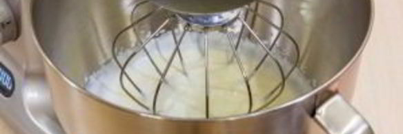 бисквитный рулет с брусничным суфле