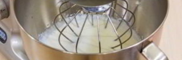 бисквитный рулет с брусничным суфле