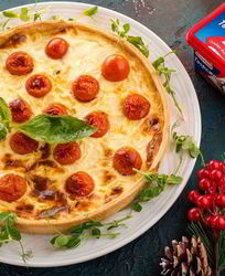 Киш с сырным суфле и помидорами черри