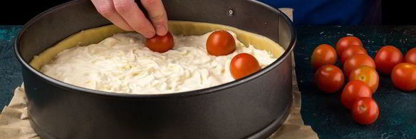 киш с сырным суфле и помидорами черри