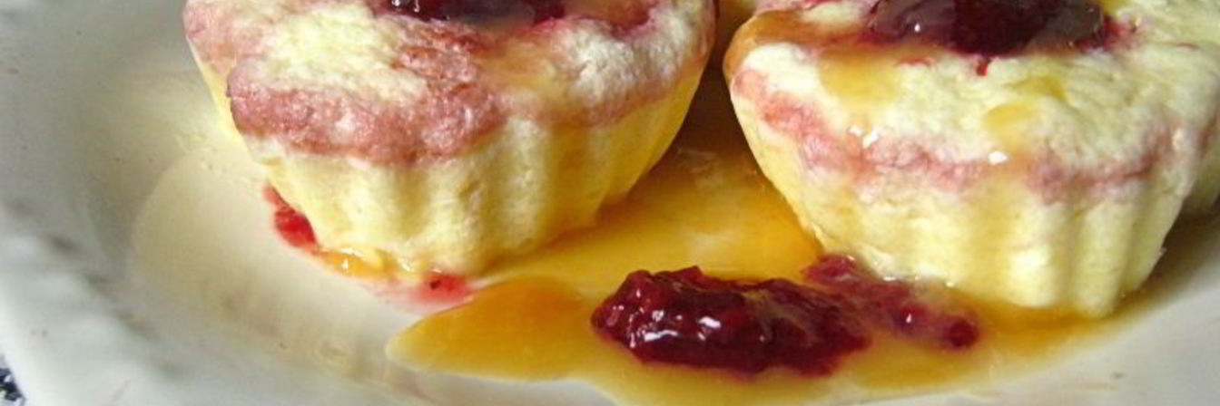 Паровое творожное суфле с вишневым конфитюром