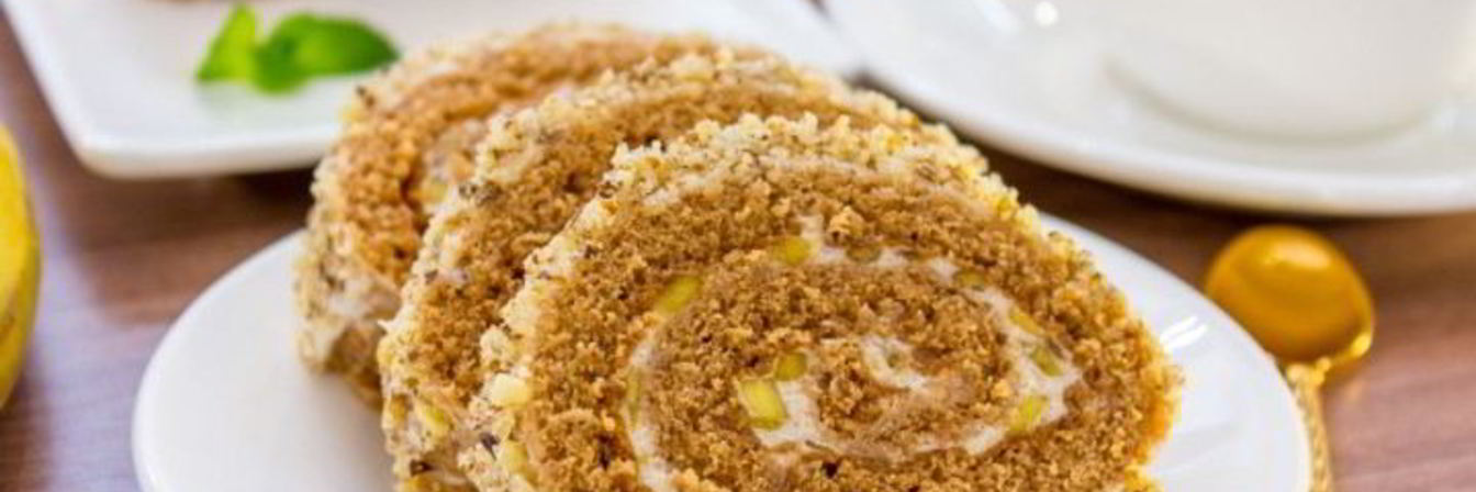 Шоколадный рулет с банановым суфле и грецкими орехами