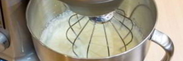 шоколадный рулет с банановым суфле и грецкими орехами