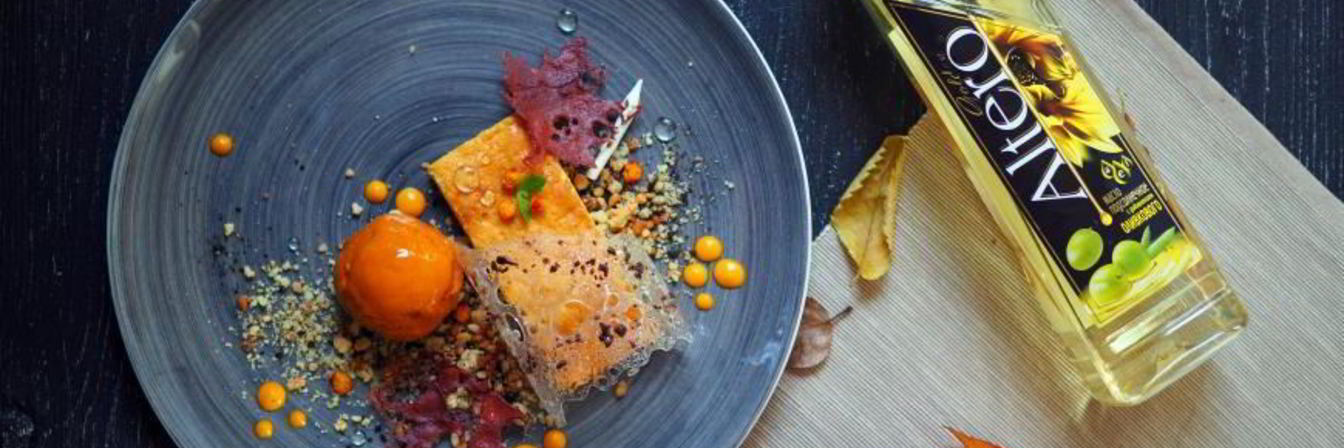 Суфле из тыквы, медовый крамбл, облепиховые сорбет и ганаш