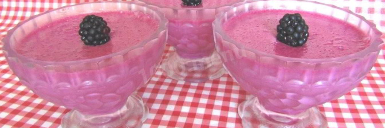 Суфле из ягод ежевики со сгущенным молоком