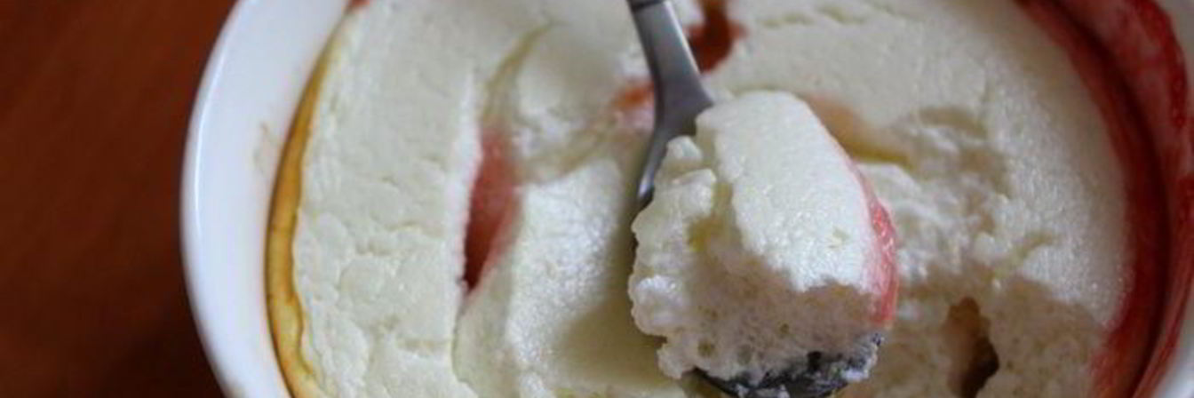 Творожное суфле на подушке из фруктов и ягод