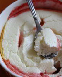 Творожное суфле на подушке из фруктов и ягод